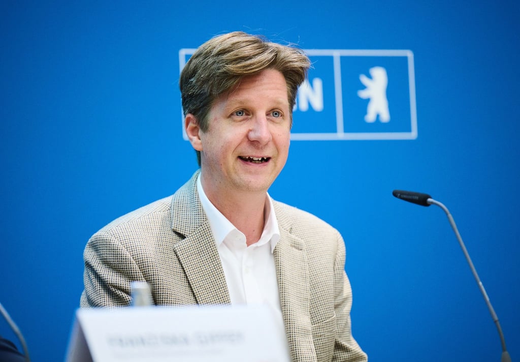 Daniel Wesener, Berliner Senator für Finanzen, spricht auf einer Pressekonferenz.