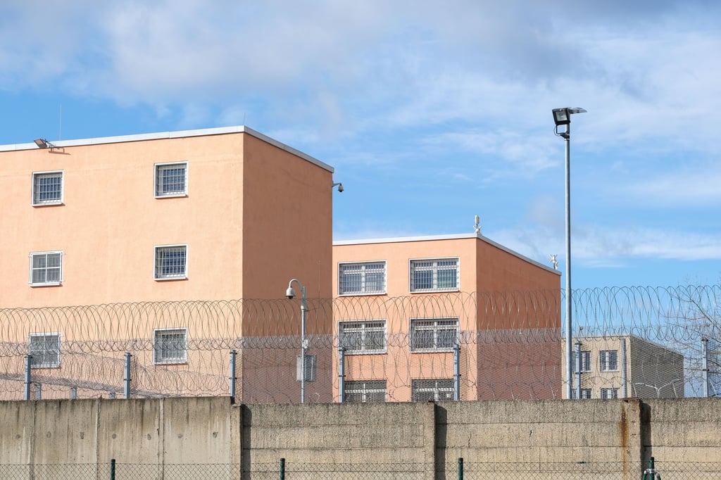 Die Justizvollzugsanstalt „Frohe Zukunft“: Schauplatz sexueller Übergriffe?