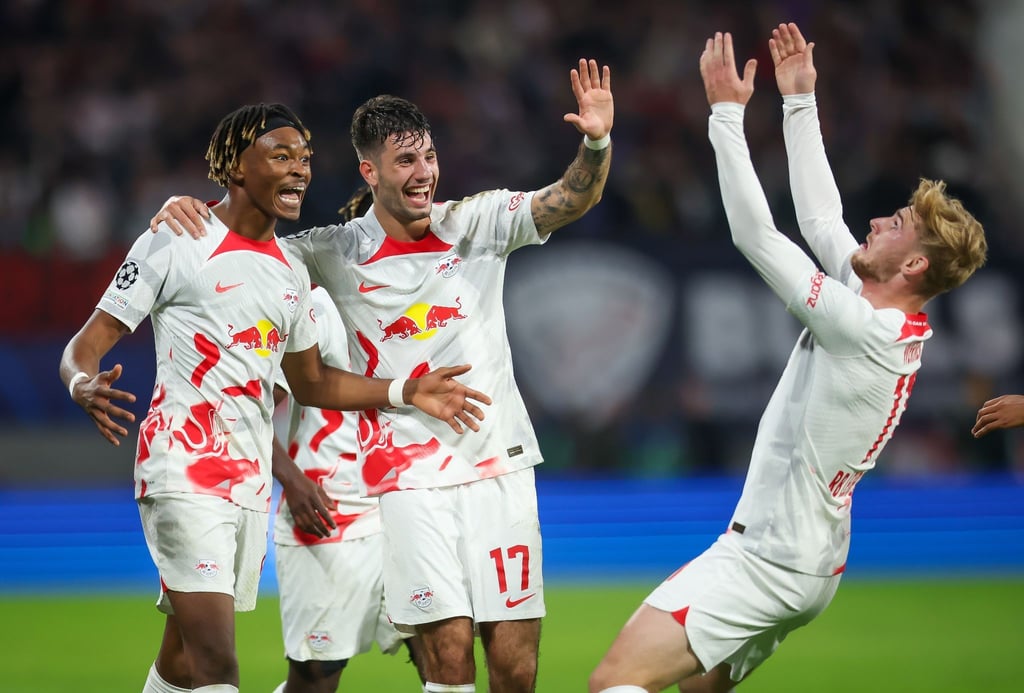 Leipzigs Mohamed Simakan (l-r), Dominik Szoboszlai und Timo Werner jubeln nach Werners Treffer zum 3:1.