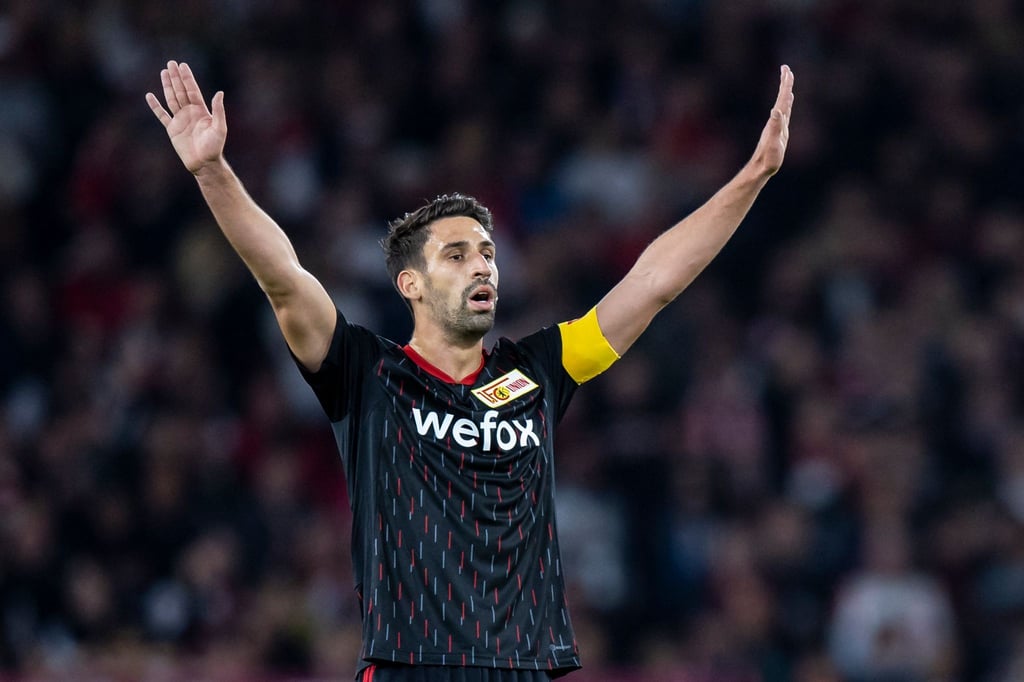 Union Berlins Rani Khedira gestikuliert.
