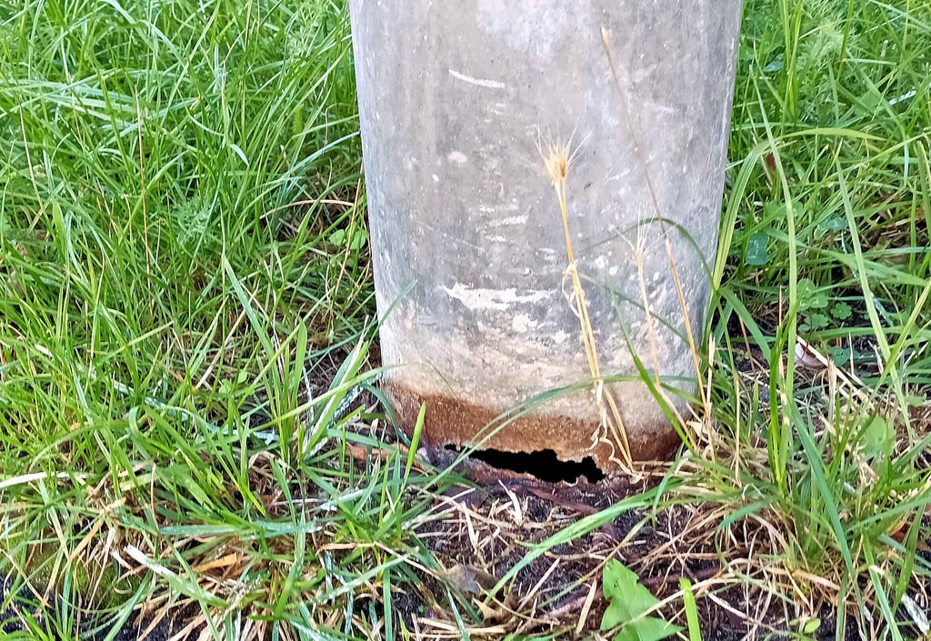 Die durchgerostete Stelle am Fuß der Straßenlaterne im Genthiner Baumschulenweg.