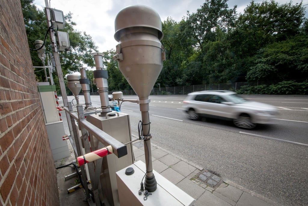 Autos fahren am Neckartor in der Stuttgarter Innenstadt an einer Messstation für Feinstaub vorbei.