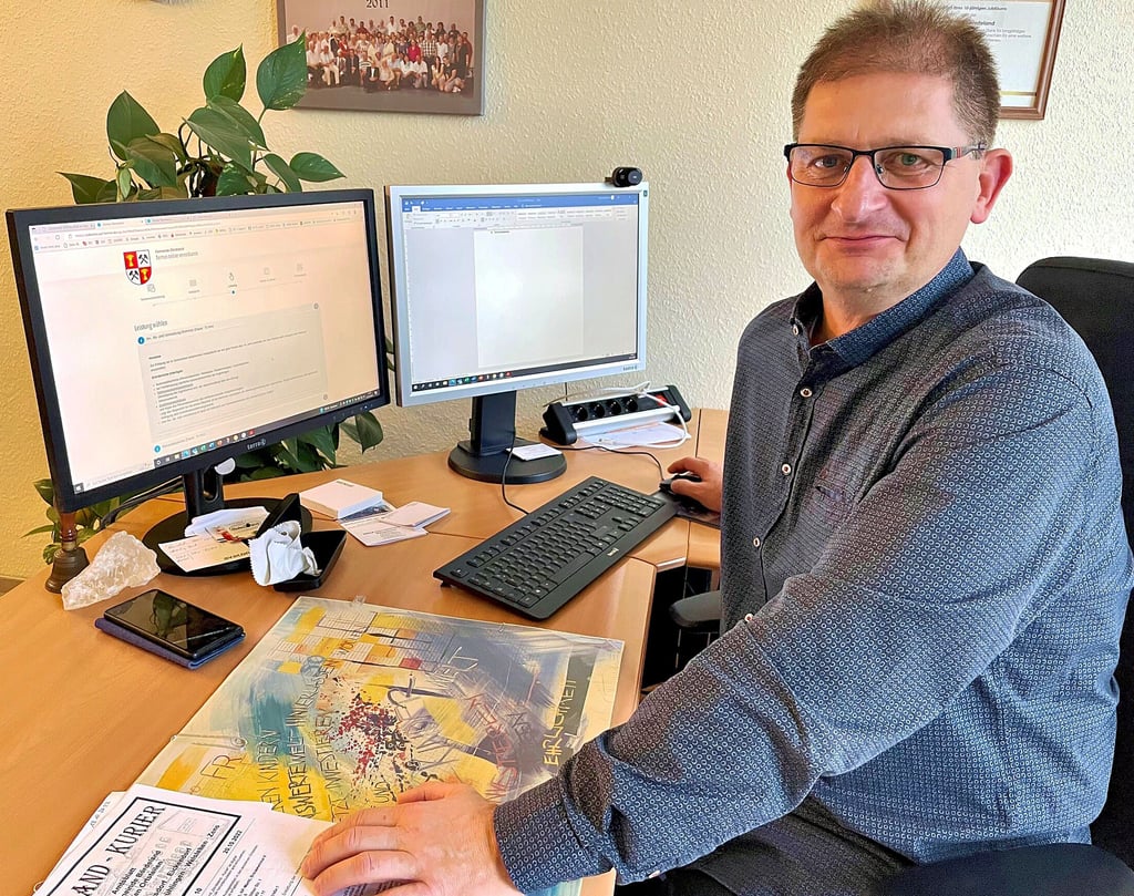 Marco Schmoldt zeigt am Computer, wie einfach es ist, einen Termin in der Verwaltung zu machen.
