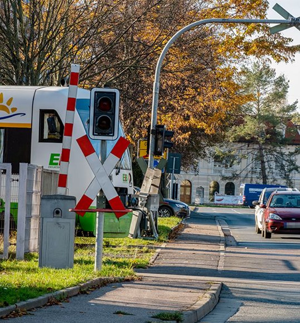 An der Zuckerfabrik schließt die Schranke des Bahnübergangs nicht.