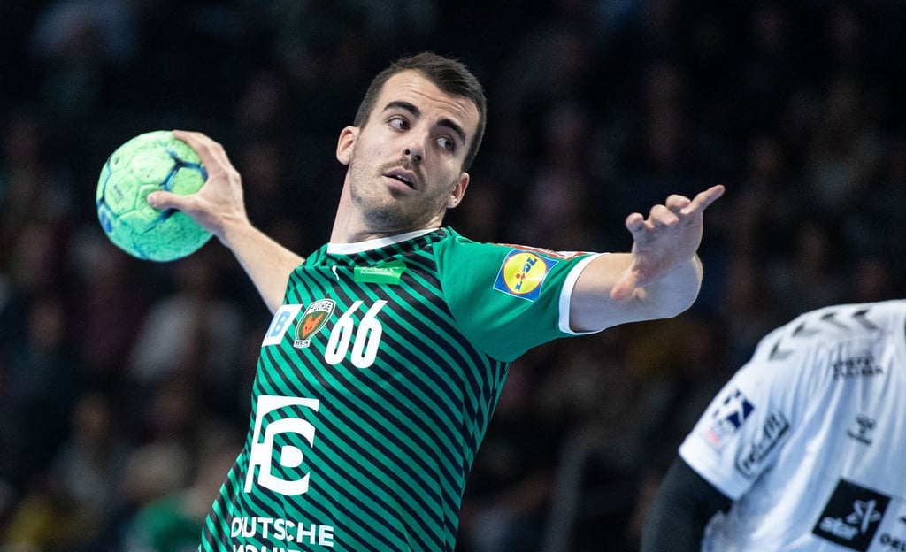 Milos Vujovic wirft aufs Tor.