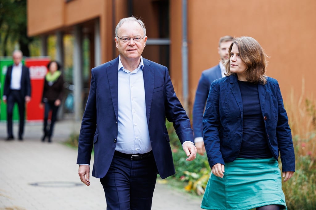 Stephan Weil (l, SPD), Ministerpräsident von Niedersachsen, zum Beginn der Koalitionsverhandlungen.