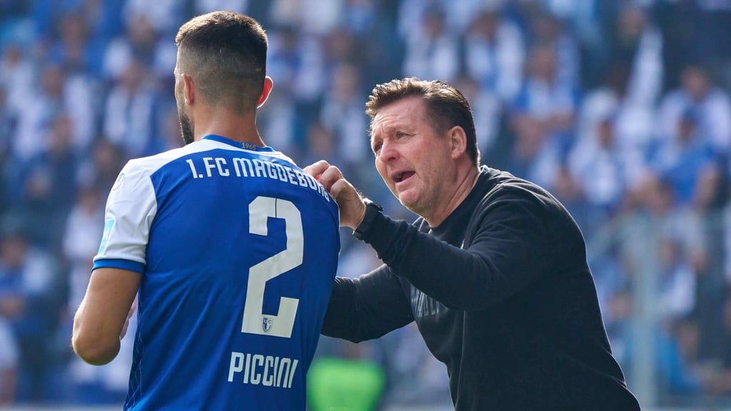 Cristiano Piccini (l.) im Gespräch mit FCM-Trainer Christian Titz.