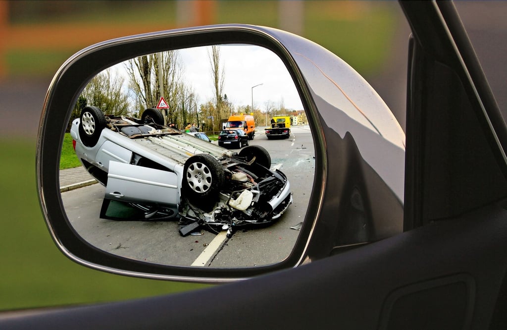 Beim Abbiegen ist es auf der L47 zwischen Meitzendorf und Elbeu in der Börde zu einem folgenschweren Unfall zwischen einem Mercedes und einem Lkw gekommen. Zwei Menschen wurden lebensgefährlich verletzt. Symbolbild: