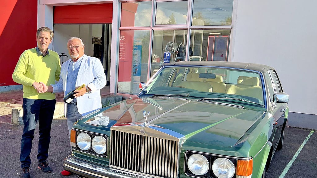 Der neue Besitzer des Rolls Royce Silver Spirit Hooper ist Inhaber eines Feriendomizils am Balaton. Günter Melcher (rechts) wird nun mit dem Rolls von Henry Thurisch (links) am Plattensee in Ungarn unterwegs sein.