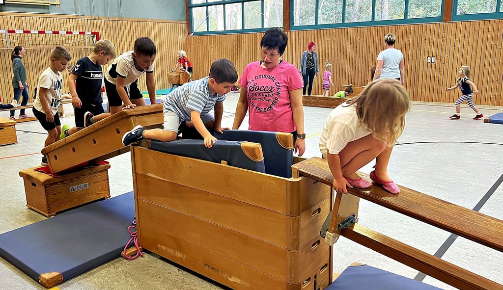 Die stellvertretende Leiterin Daniela Greczmiel achtet an dieser Station darauf, dass die Kinder den Abstieg ins „Sprungkasten-Tal“ meistern.