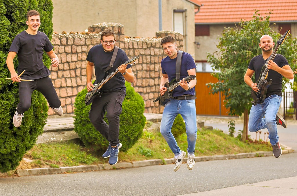 Christian Jany (v.l.n.r.), Timo Pabst, Jonas Skrzypek und Martin Höfler von der Band „Backyard 18“. Es fehlt auf dem Foto Anne Romany, die derzeit ein Auslandssemester absolviert.