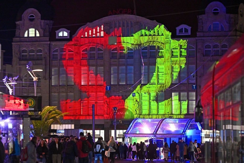 Ein Herz an der Fassade des Kaufhauses „Anger 1“ symbolisiert die Thüringer Bundesratspräsidentschaft und den Tag der Deutschen Einheit.