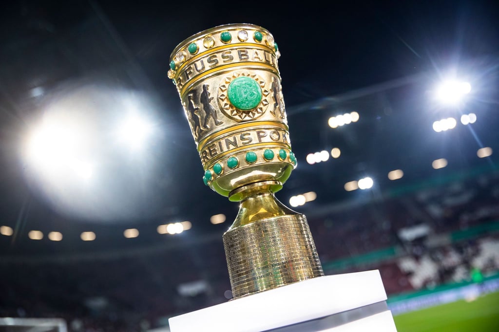 Der DFB Pokal steht im Stadion.