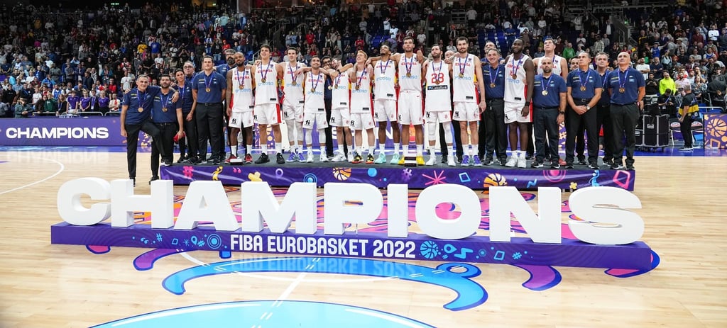 Das spanische Team gewinnt den Europameister-Titel und steht auf dem Podium.