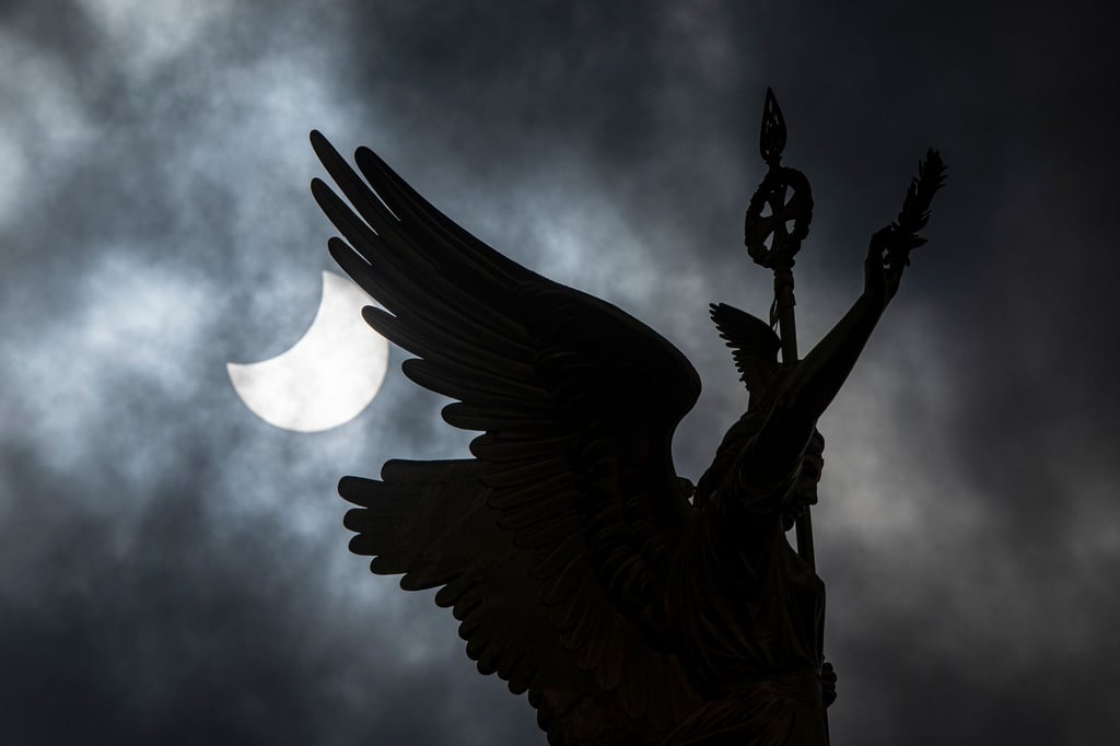 Die partielle Sonnenfinsternis mit der "Goldelse" der Siegessäule im Vordergrund.
