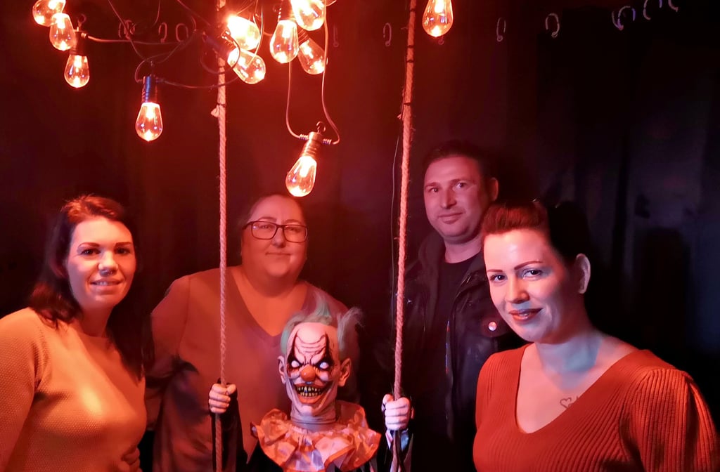 Andrea Spindler, Marcel Feuerstack und ihre Freunde haben zum Halloween-Wochenende einen Gruselhof vorbereitet.