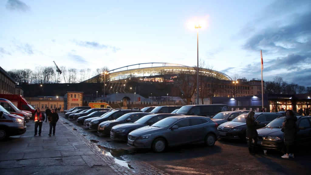 Die Parkplätze vor der Red Bull Arena in Leipzig reichen nicht aus.