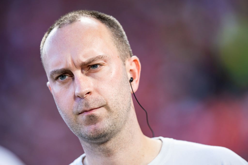 Bremens Trainer Ole Werner steht vor einem Spiel im Stadion.
