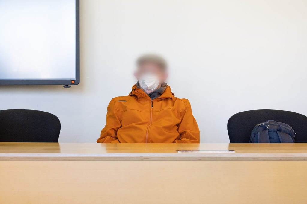 Ein Angeklagter sitzt zu Prozessbeginn in einem Verhandlungssaal vom Amtsgericht Osnabrück.