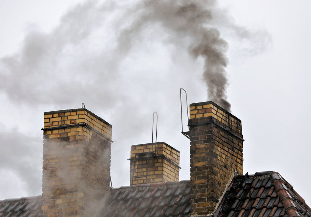 Wegen der Energiekrise wollen jetzt viele ihr Haus mit einem Kamin oder Ofen heizen. Dabei muss aber einiges beachtet werden.