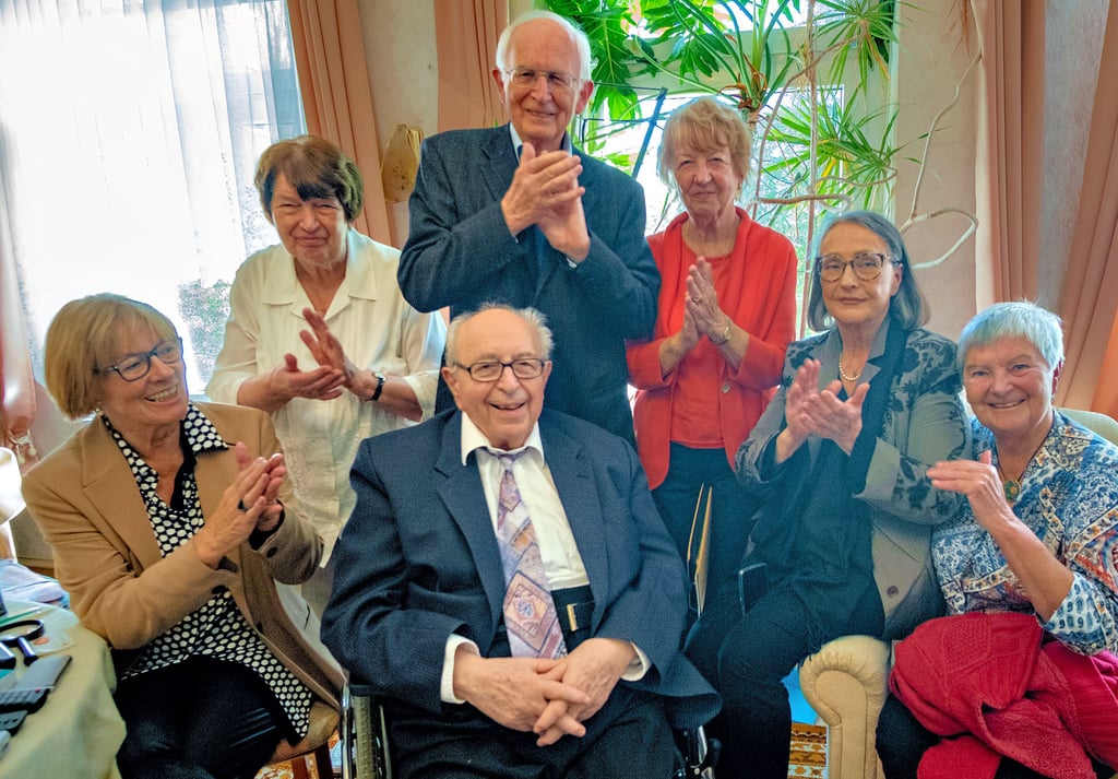 Der ehemalige Zeitzer Lehrer, Stadtschreiber und Autor Rudolf Drößler (im Mittelpunkt) umringt von fünf Frauen und einem Mann, die einst seine ersten Oberschüler gewesen sind: Edda Richter, Sigrid Rosental, Ingrid Rudolph, Rainer Matthes, Rosemarie Genov und Heike Liebmann (von rechts) sind Rudolf Drößler noch heute verbunden und sagen ihm klatschend danke.