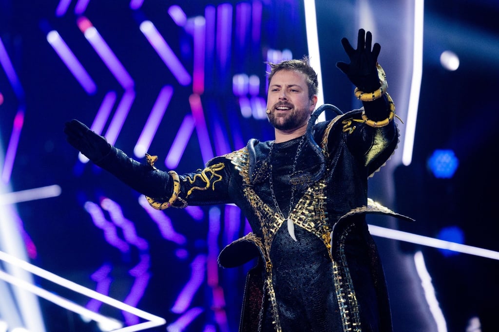 Felix von Jascheroff bekam in seinem Schlangenoutfit nur schwer Luft.
