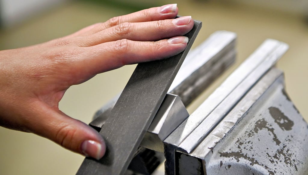 In einer Lehrwerkstatt feilt eine Auszubildende im ersten Lehrjahr an einem Werkstück im Schraubstock. Das ist allerdings − auch im Salzlandkreis − eher die Ausnahme als die Regel.