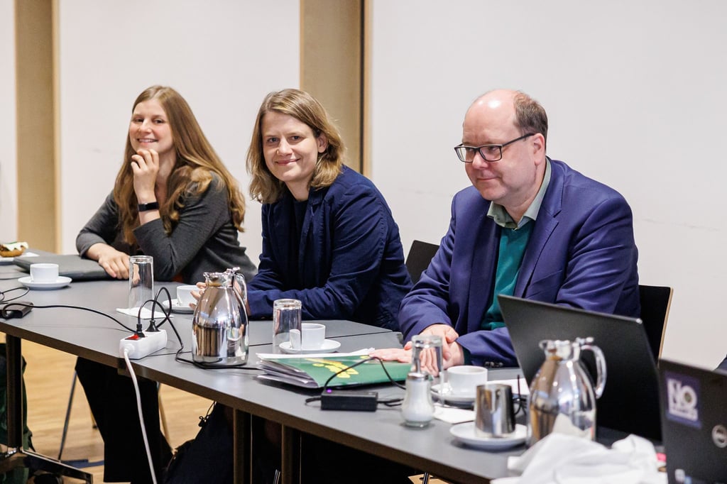 Politikerinnen und Politiker der Grünen sitzen in den Koalitionsverhandlungen.