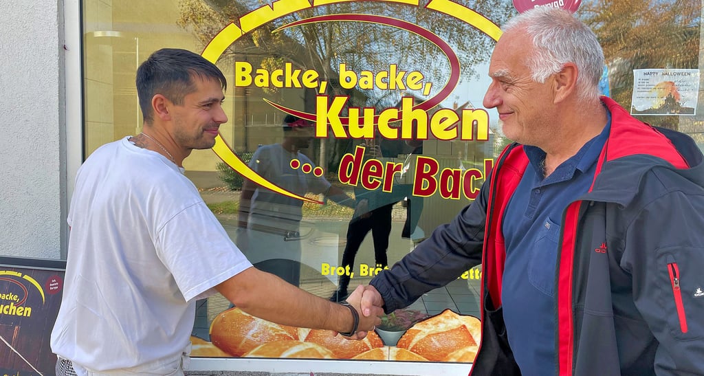 Von Roitzscher zu Roitzscher: Ortsbürgermeister Mario Willer (r.) bedankt sich bei Christian Baryga für dessen Zeit als Bäcker im Ort.