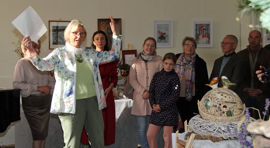 Ute Neuleuf eröffnet die Ausstellung "Jahreszeiten in Bild und Ton", die für sie zugleich Rückschau auf ein leidenschaftliches Hobbyleben ist. Direkt hinter ihr Mitausstellerin Gertrud Mosch (links) und Gastgeberin Denitza Brüser.