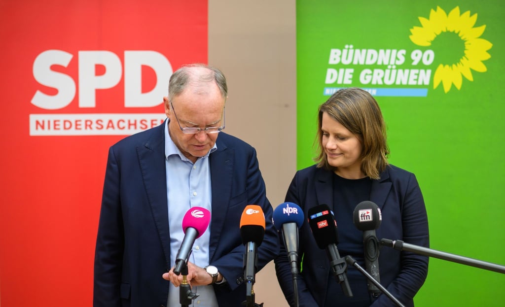 Stephan Weil (SPD), Ministerpräsident Niedersachsen, und Julia Willie Hamburg (Bündnis 90/Die Grünen) sprechen.