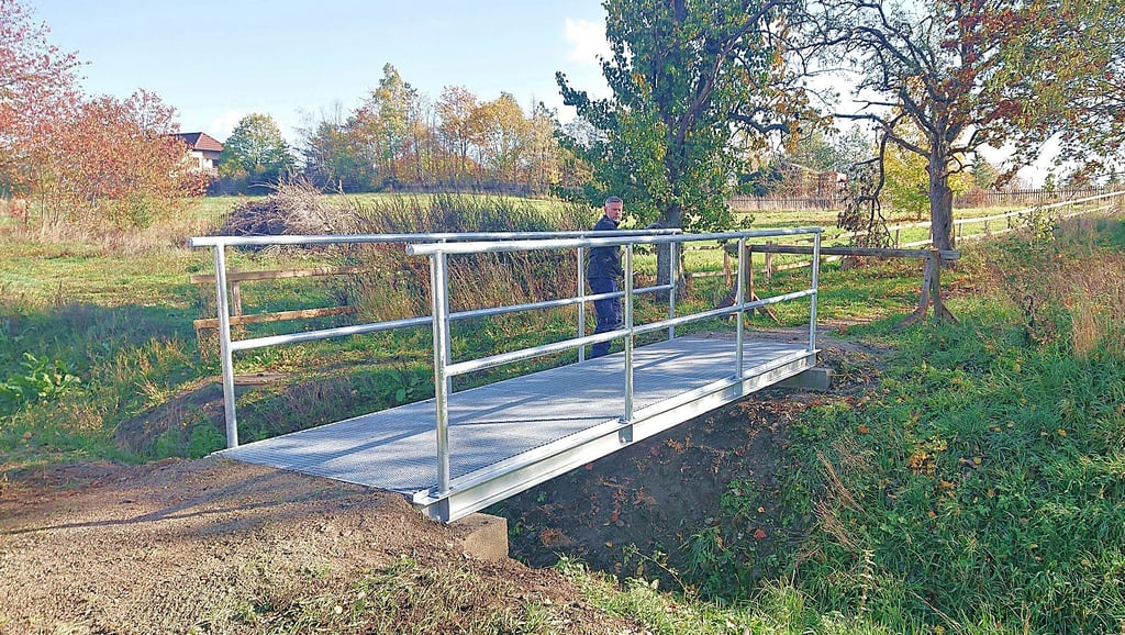 Die neue Edelstahlbrücke am Teichkopf in Cattenstedt ersetzt seit dieser Woche die alte Holzbrücke an gleicher Stelle. Sie war derart marode, dass sie komplett erneuert wurde.