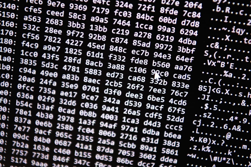 Ein Zahlencode läuft in der Zentralstelle Cybercrime Bayern (ZCB) über einen Bildschirm: Gegen einen mutmaßlichen Darknet-Drogenhändler wird ermittelt.