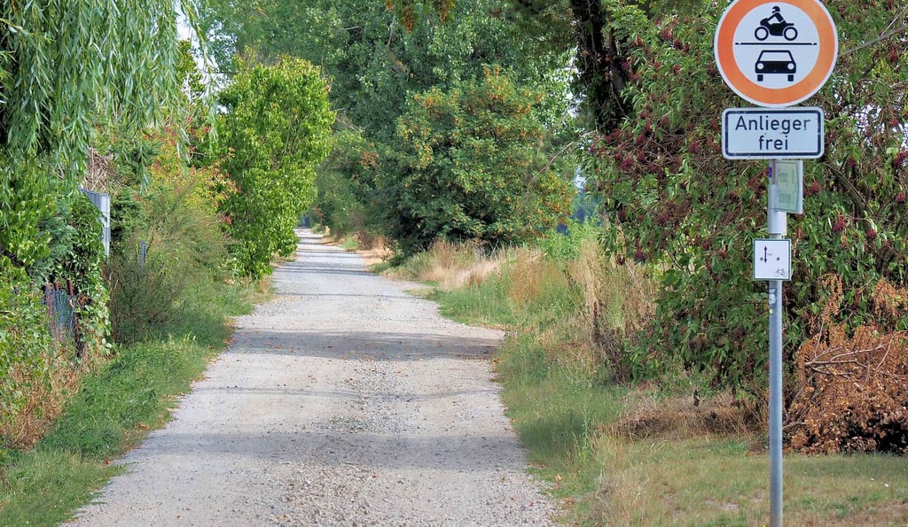Hier, die Schauener Brücke im Rücken, beginnt von Osterwiecker Seite der Ilseradweg in Richtung Berßel.