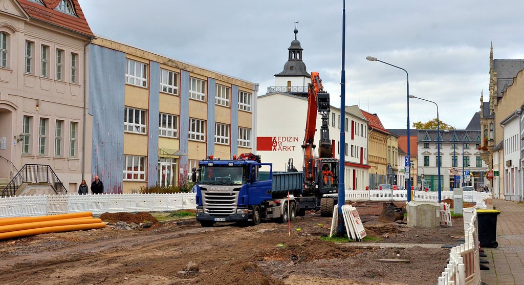 Seit knapp drei Wochen ist der Breiteweg in Schönbeck eine Baustelle. Eine Umstellung für die Ladeninhaber und Anwohner, die bislang problemlos verläuft.