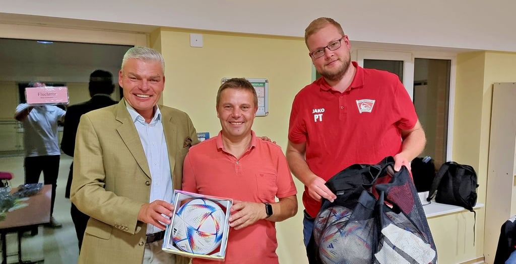 Das FSA um Präsident Holger Stahlknecht gastierte zum Vereinsdialog beim SV Lok Jerichow um seinen Vorsitzenden Sven Lange und Paul Tautenhahn (v.l.). Über drei Stunden hinweg wurde diskutiert, was den Fußball an der Basis bewegt.