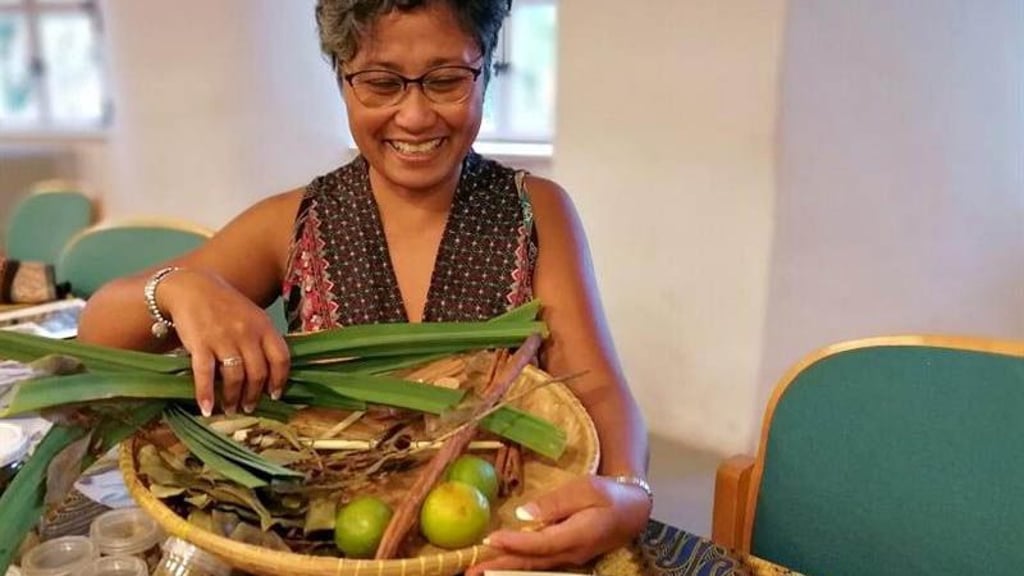 Yuliana Gubernath brachte eine Vielzahl an Pflanzen und Gewürzen aus ihrer Indonesischen Heimat mit ins Rondell. Vieles davon wurde am Ende der Gesprächsrunde zum Thema Nachhaltigkeit verkocht.