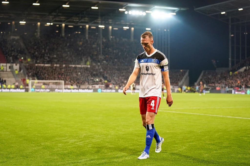 HSV-Kapitän Sebastian Schonlau musste nach der Roten Karte früh den Platz verlassen.