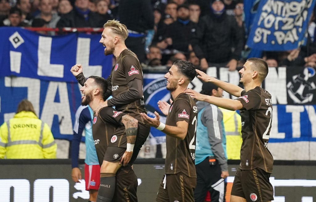 Feierstimmung: Der FC St. Pauli besiegte im Stadtderby souverän den HSV.