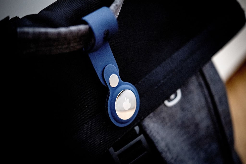 Tracker - etwa Apples Airtag - helfen beim Suchen und Finden von Gegenständen und können auch im Koffer verstaut werden. Der Airtag funktioniert mit Bluetooth, andere Tracker nutzen auch GPS.
