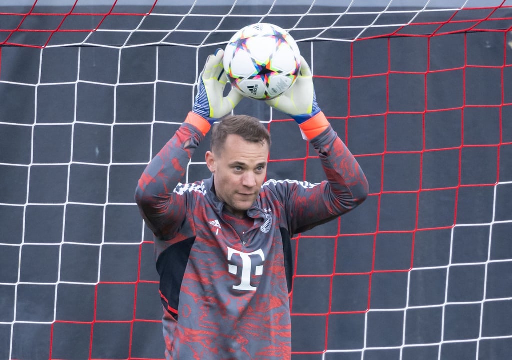 Muss wegen einer schmerzhaften Prellung am Schultereckgelenk pausieren: Bayern-Torwart Manuel Neuer.
