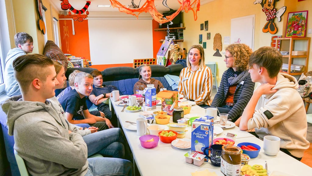 Ein Gespräch über Beruf und Zukunft am Frühstückstisch. Maxi Lena Menne und Janina Dorn von SKW Piesteritz erklären den Jugendlichen des Elsteraner Jugendclubs „Zuflucht“, was es für eine Ausbildung in dem Wittenberger Chemieunternehmen braucht.