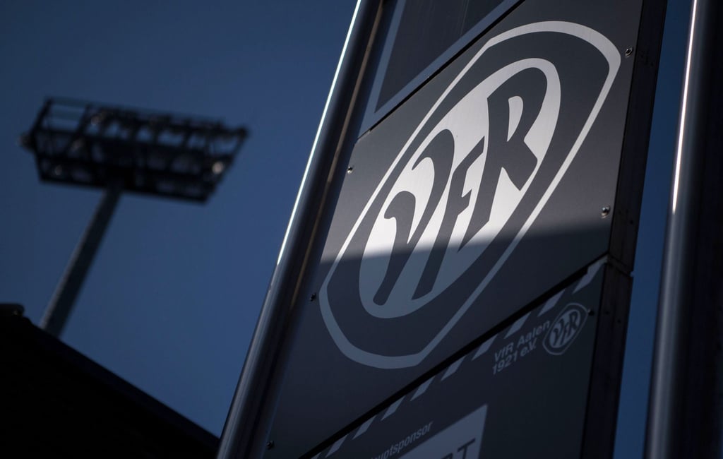 Das Logo des VfR Aalen an einem Schild vor dem Stadion.