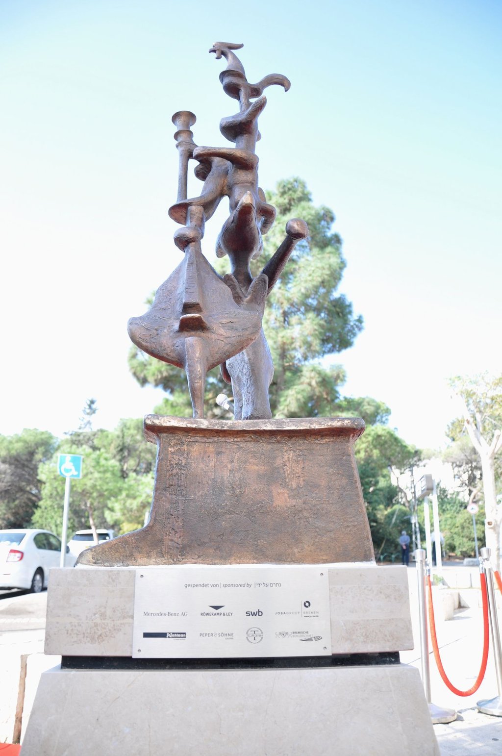 Eine Statue der Bremer Stadtmusikanten steht nach der Einweihung in Haifa.