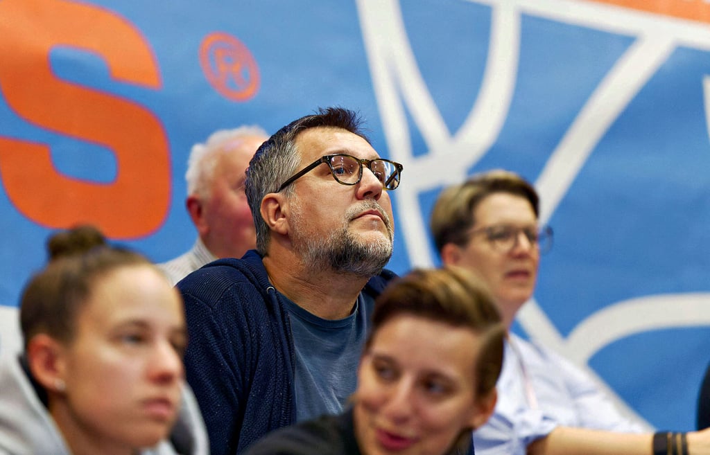 Silvano Poropat verfolgte am Samstag aufmerksam das Spiel des Syntainics MBC gegen Frankfurt.
