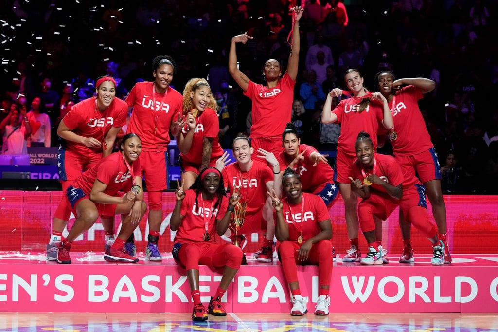 Die US-Basketballerinnen feiern den Gewinn des WM-Titels.