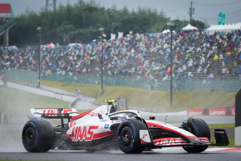 Der deutsche Formel-1-Pilot Mick Schumacher steuert den Haas-Boliden über die Strecke.