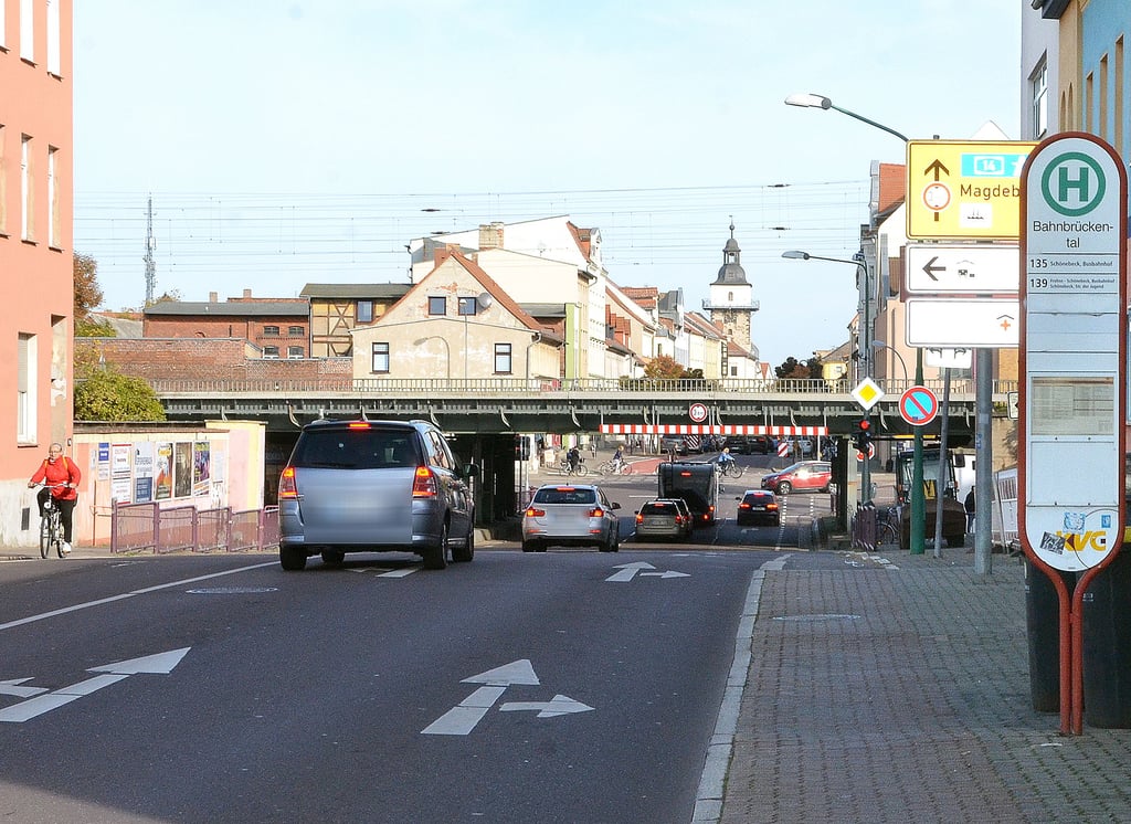 Die Verkehrsführung am Bahnbrückental ist für Besucher nicht einfach. Eine entsprechende Beschilderung könnte helfen. Es gibt sie auch, nur hilft es nicht. Sie ist durch ein anderes Verkehrsschild verdeckt.