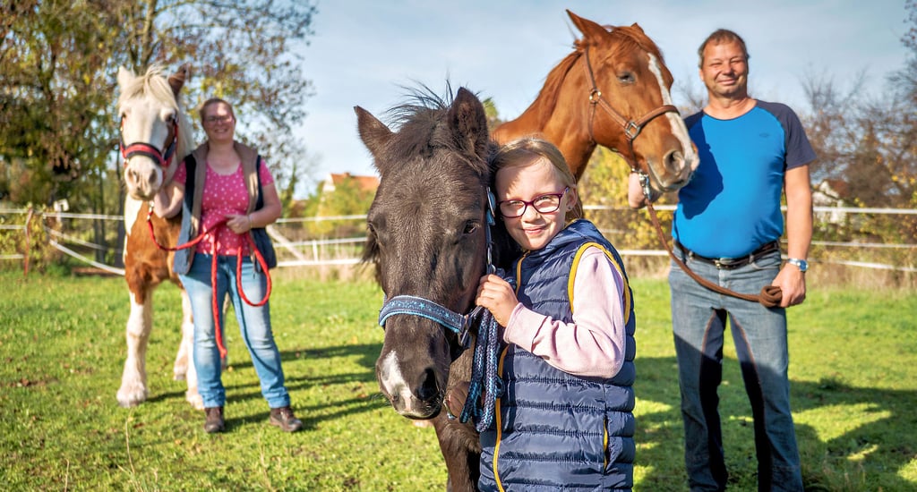 Für Reittherapien sind ausgebildete Therapiepferde unerlässlich. Gabriele Annecke-Nowacki und Olaf Nowacki stehen dafür Nala (v. l.), Rosi sowie Bell zur Verfügung. Die siebenjährige Amy ist regelrecht verliebt.