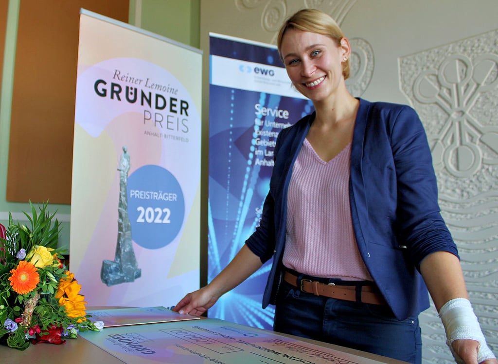 „Wohnjuwel“-Gründerin Carolin Richter mit ihrem Sonderpreis.